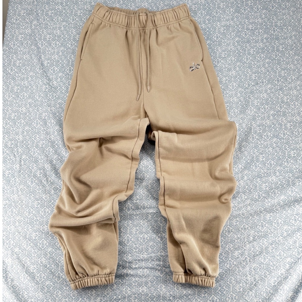 Alo Yoga Accolade Sweatpants Tan Beige Chrome Logo Joggers U5013RG Womens Small